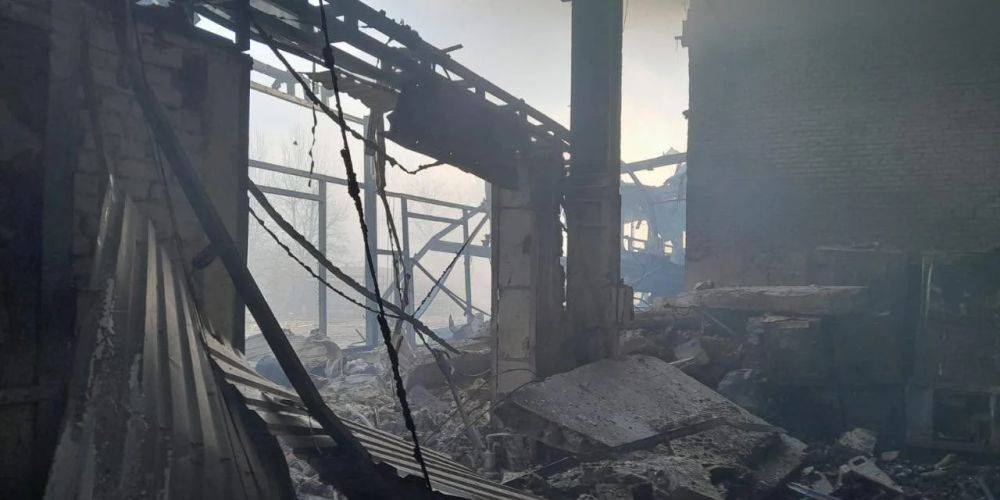 В результате российского обстрела Херсона был разрушен склад гумпомощи Красного Креста