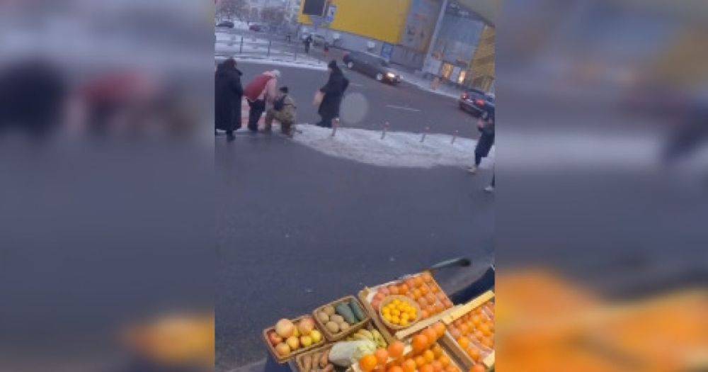 Поступки влияют на жизнь: в Киеве прохожие помогли раненому военнослужащему, – соцсети (видео)