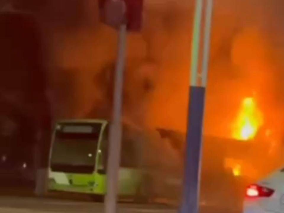 В Ташкенте загорелся пассажирский Mercedes Benz. Сегодня все автобусы этой марки сняли с маршрута
