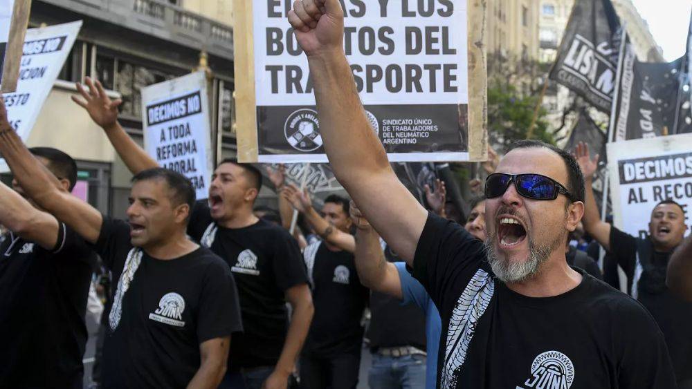 Президент объявляет о дерегуляции экономики, аргентинцы выходят на улицы