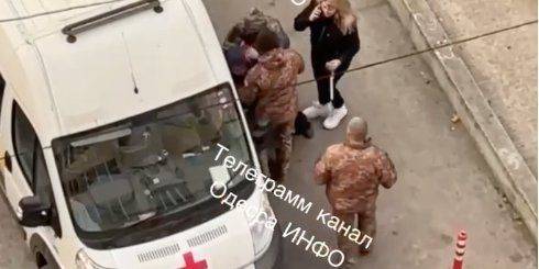 В Одессе военные пытались затолкать мужчину в машину скорой: в ТЦК отреагировали
