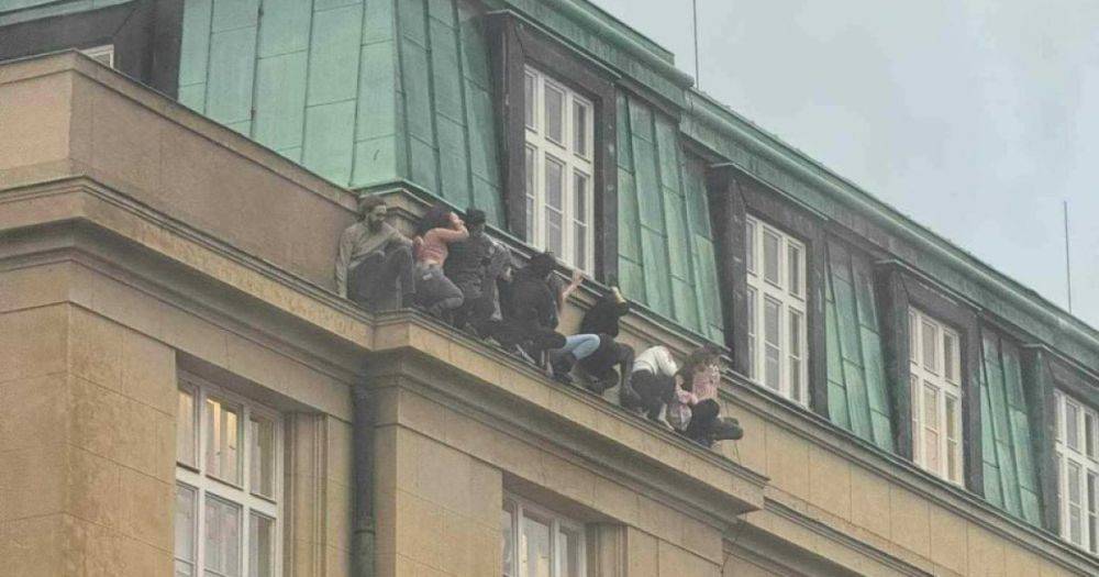 Студенты прятались от стрелка на карнизе крыши: подробности стрельбы в Праге (фото)