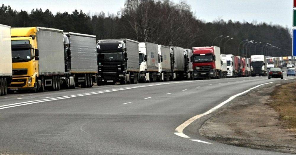 Очереди из грузовиков на украинско-польской границе растянулись на 40-60 км