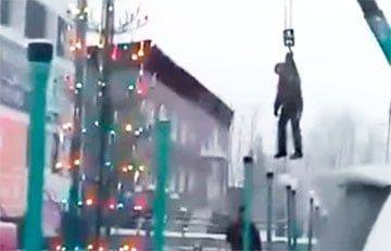 Россиянина подвесили на кране, чтобы украсить новогоднюю елку