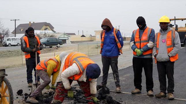 Рабочие из Африки строят дорогу на севере Таджикистана