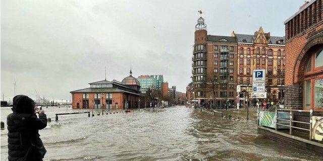 Северную Европу охватило наводнение: в результате падения деревьев погибли два человека
