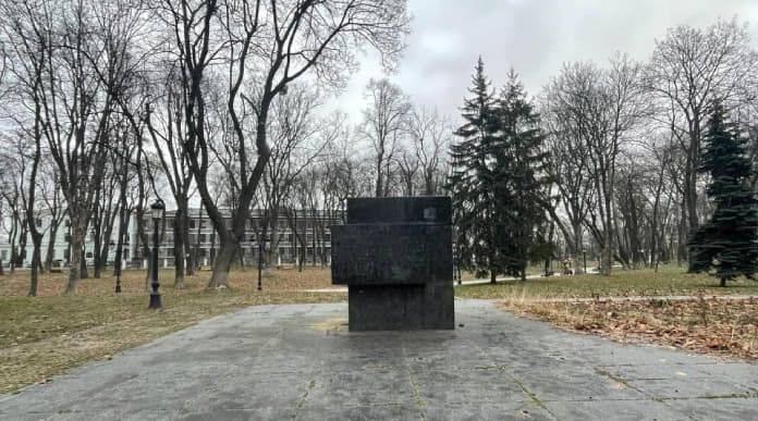 В Киеве демонтировали еще один памятник большевикам