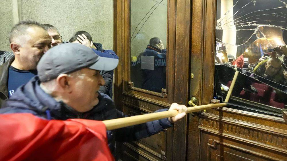 Протесты оппозиции в Сербии: мэрию Белграда попытались взять штурмом