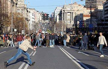 Студенты игрой в футбол перекрыли центральную улицу Белграда