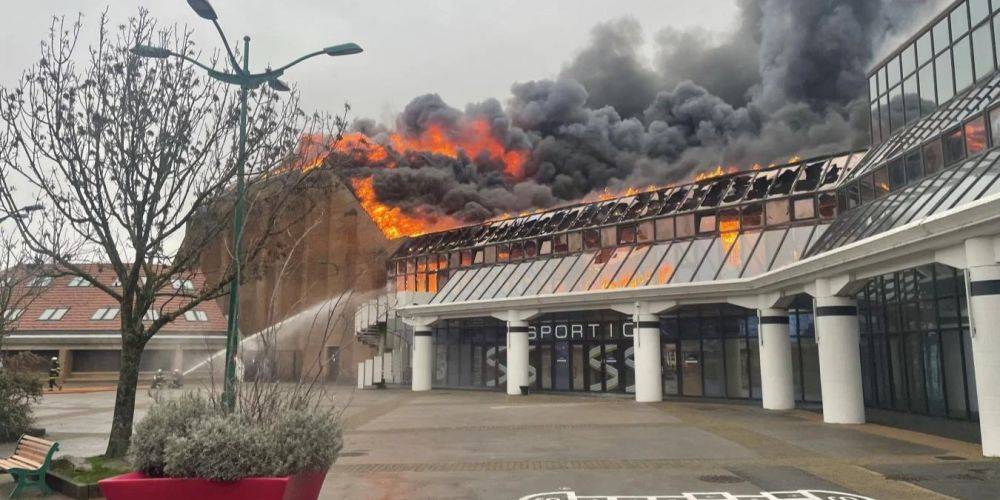 Пламя все уничтожило. Во Франции сгорел домашний стадион баскетбольного клуба — видео