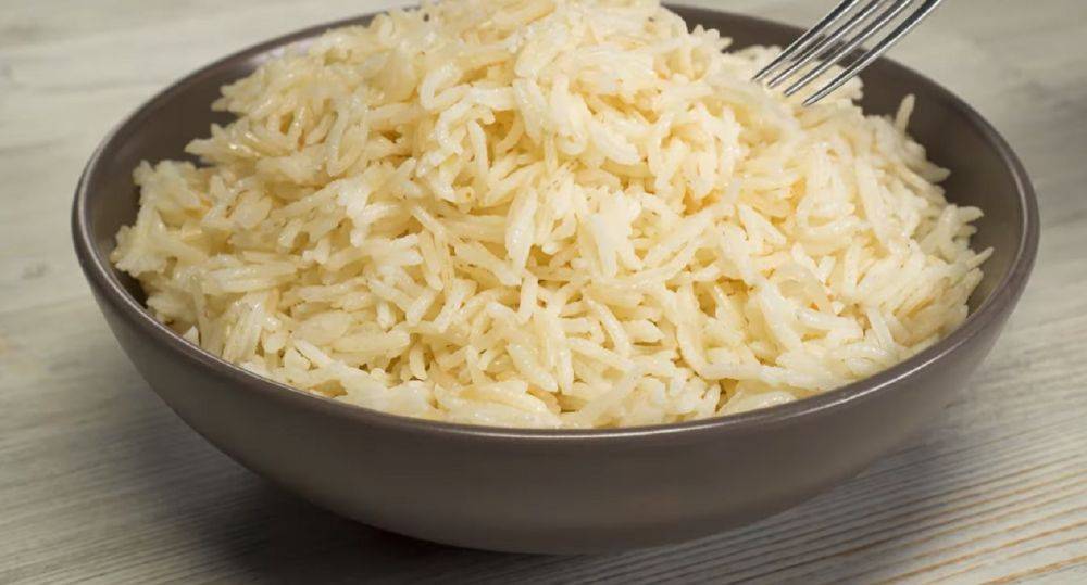 Добавьте кусочек сливочного масла и наслаждайтесь: как правильно сварить дешевый рис