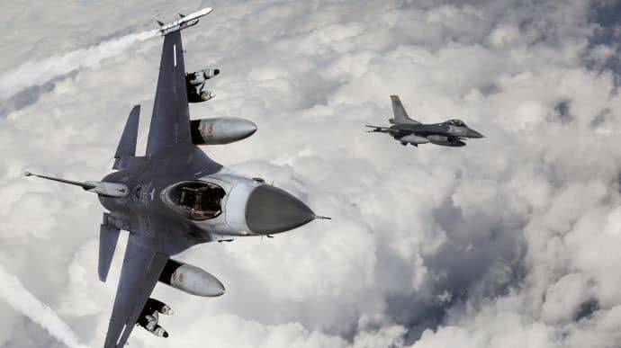 Шесть украинских пилотов закончили базовую подготовку к полетам на F-16 в Британии