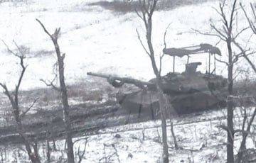 Экипаж российского танка Т-90М «Прорыв» сломя голову убегает лесополосой после прилета украинского дрона