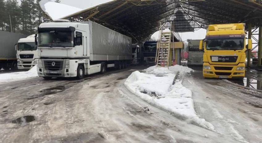 На границе с Польшей в очередях стоят более 3 тысяч грузовиков, - ДПСУ