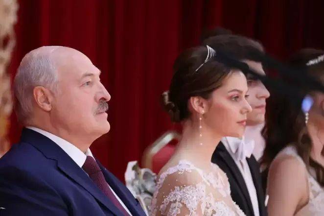 Второй соседкой на балу Лукашенко выбрал девушку возраста своей внучки