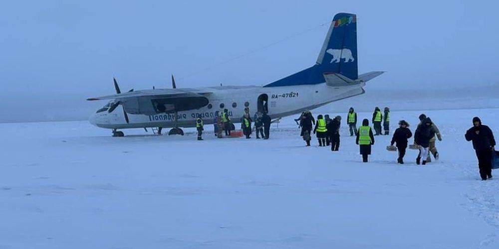 Пилоты пропустили аэропорт. В России пассажирский самолет сел на замерзшую реку — фото
