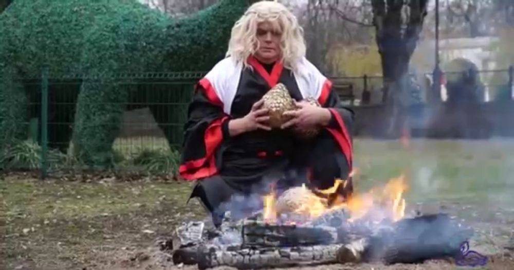 Высидел яйца и вылупил драконов: директор Одесского зоопарка эпатировал праздничным роликом (видео)