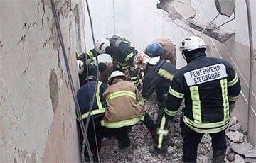 Чудом спасся: в Харькове после удара РФ мужчину зажало бетонной глыбой