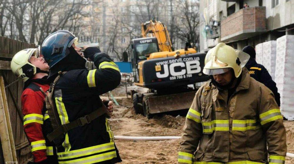 В Киеве под завалами склада достали еще троих погибших (обновлено)