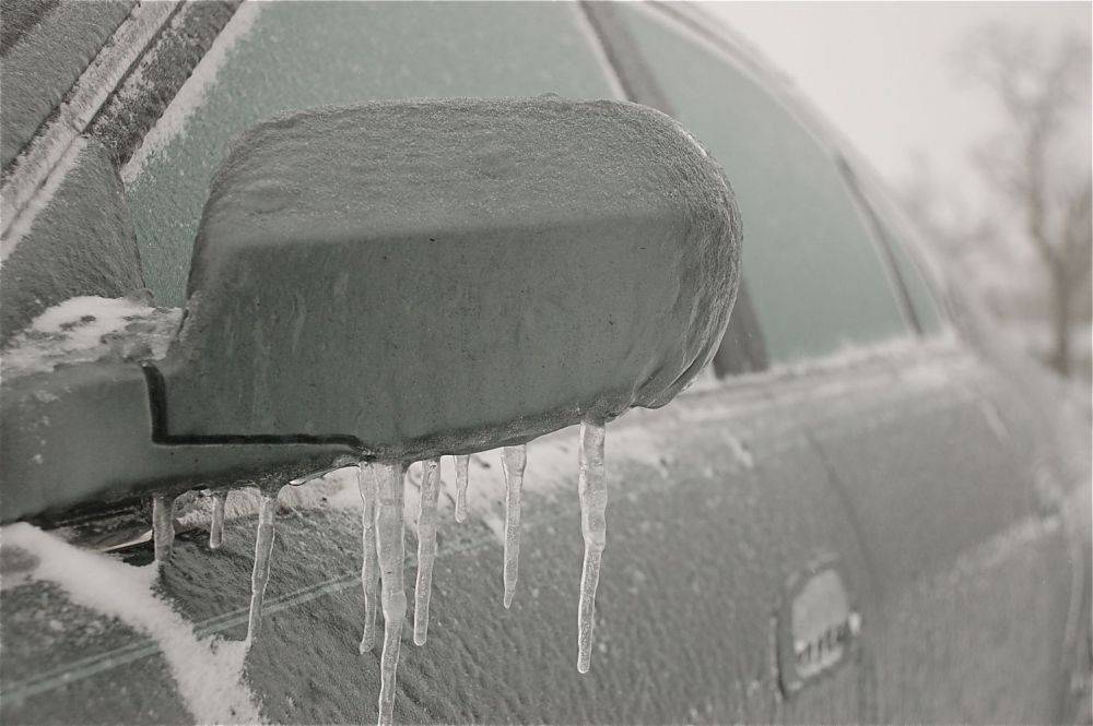 Почему может треснуть лобовое стекло в авто зимой – ошибка водителей