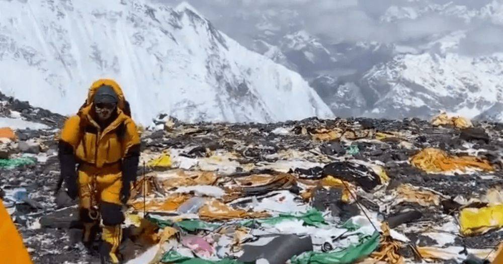 "Отвратительно": гора мусора, оставленная туристами на Эвересте, вызвала возмущение в сети