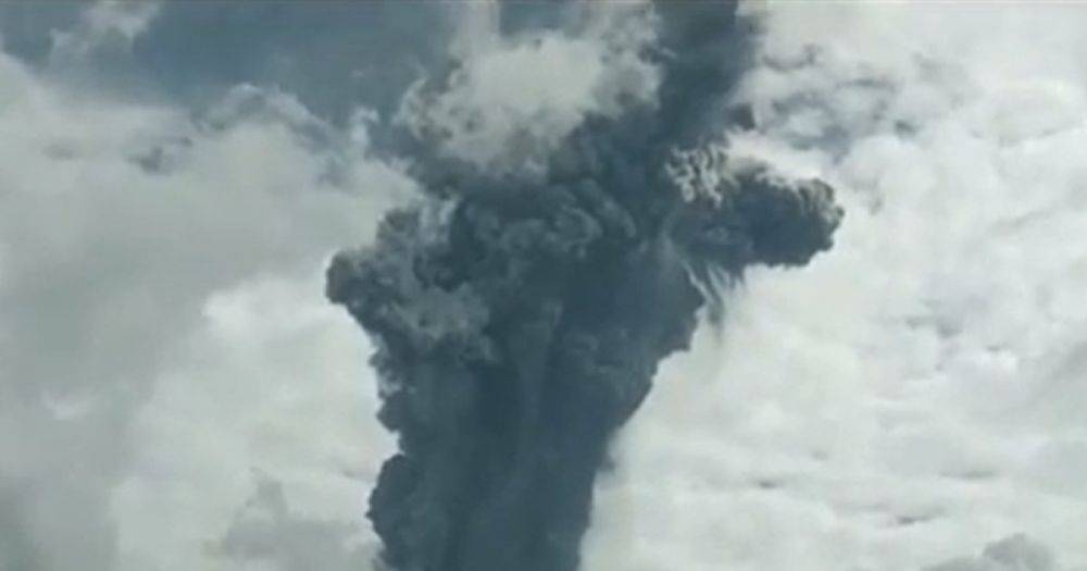 Извержение вулкана в Индонезии: 42 туриста пропали без вести (видео)