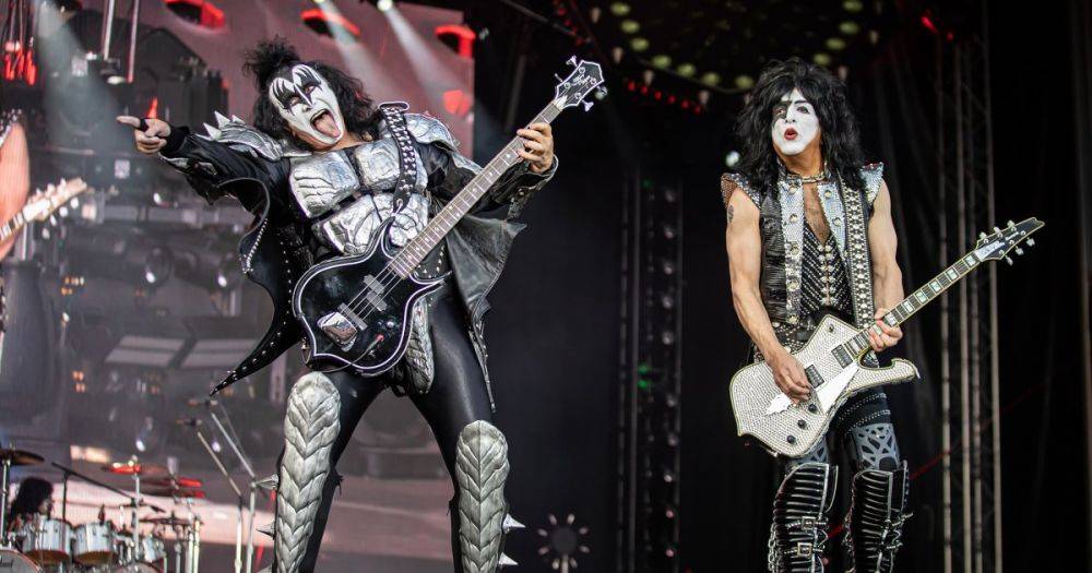 Группа KISS дала последний живой концерт в Нью-Йорке: рокеры превратятся в "аватаров"