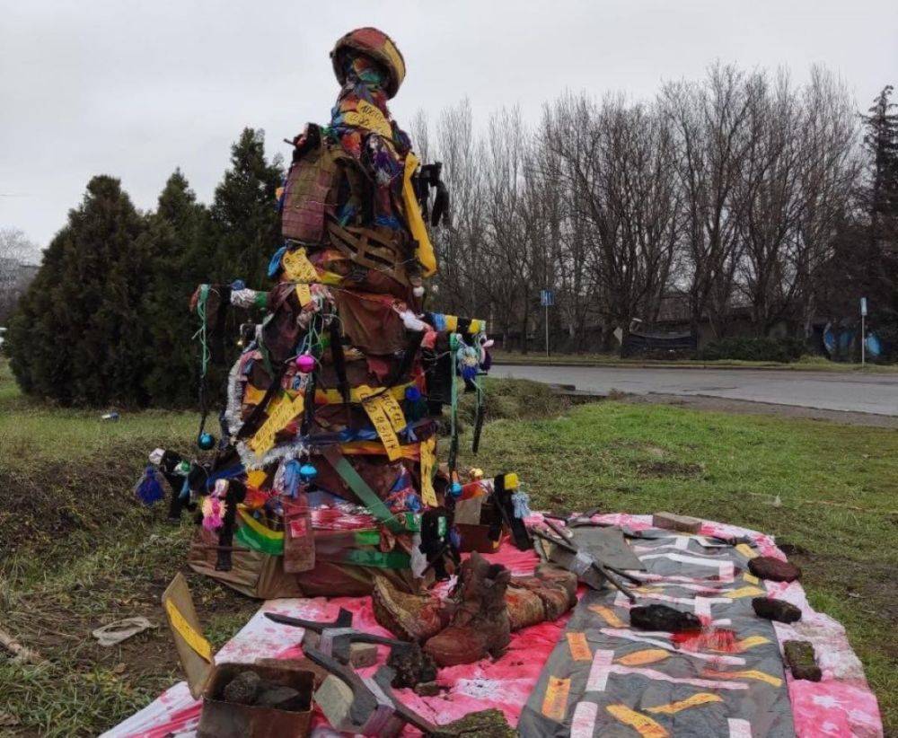 Елка в Константиновке - фото инсталляции из вещей раненых и погибших бойцов