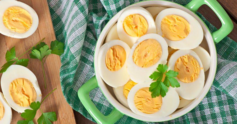 Новогоднее меню: три необычных рецепта фаршированных яиц