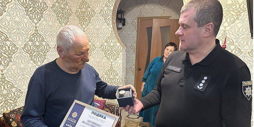 Киевлянину, который отогнал свой горящий автомобиль с парковки, спасая соседние, вручили награду