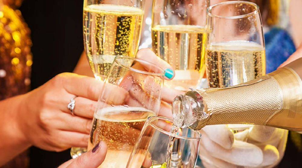 Попытайтесь не испортить себе праздник с первого бокала: чем опасно закусывать шампанское
