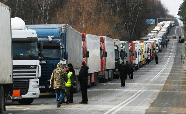 В очереди 2,5 тысяч грузовиков: что происходит на границе с Польшей