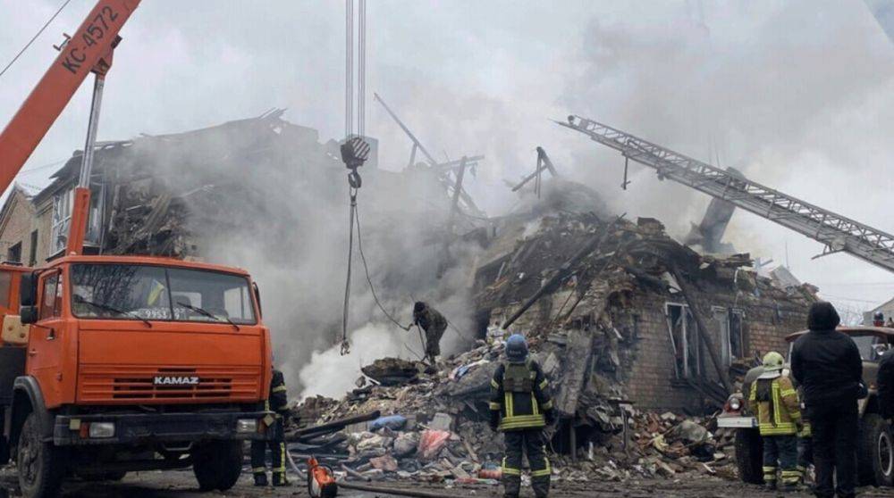 Удар по Новогродовке: из-под завалов удалось достать тело 8-летней девочки