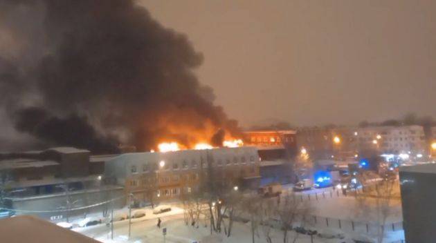 В Москве горит завод специальных автомобилей - видео