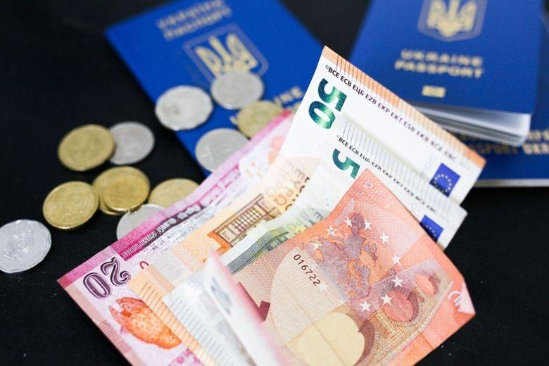 Украинцы за границей - как платить налоги вне Родины - комментарий юриста