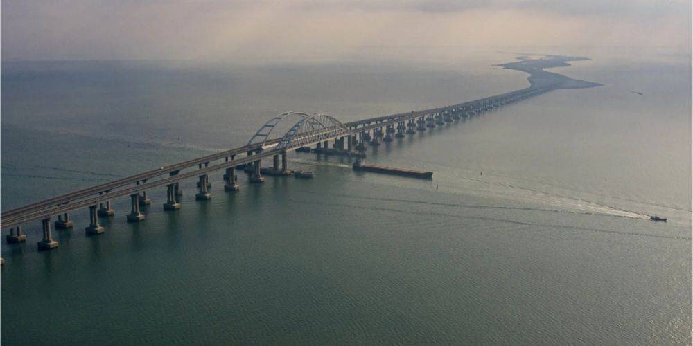 Местные жители сообщают о взрывах в Керчи и Феодосии, Крымский мост был перекрыт