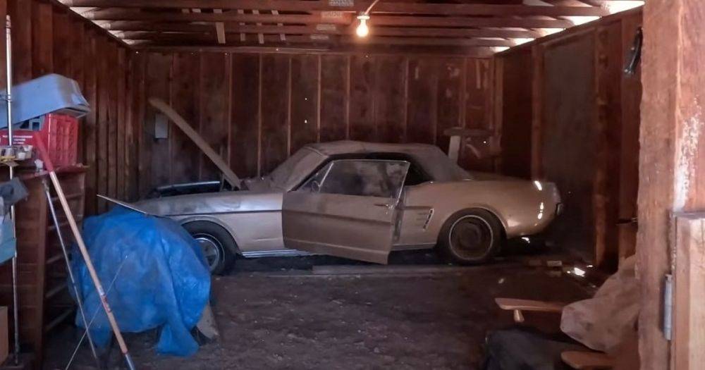 Заброшенный спорткар Ford Mustang 60-х впервые помыли за 44 года (видео)