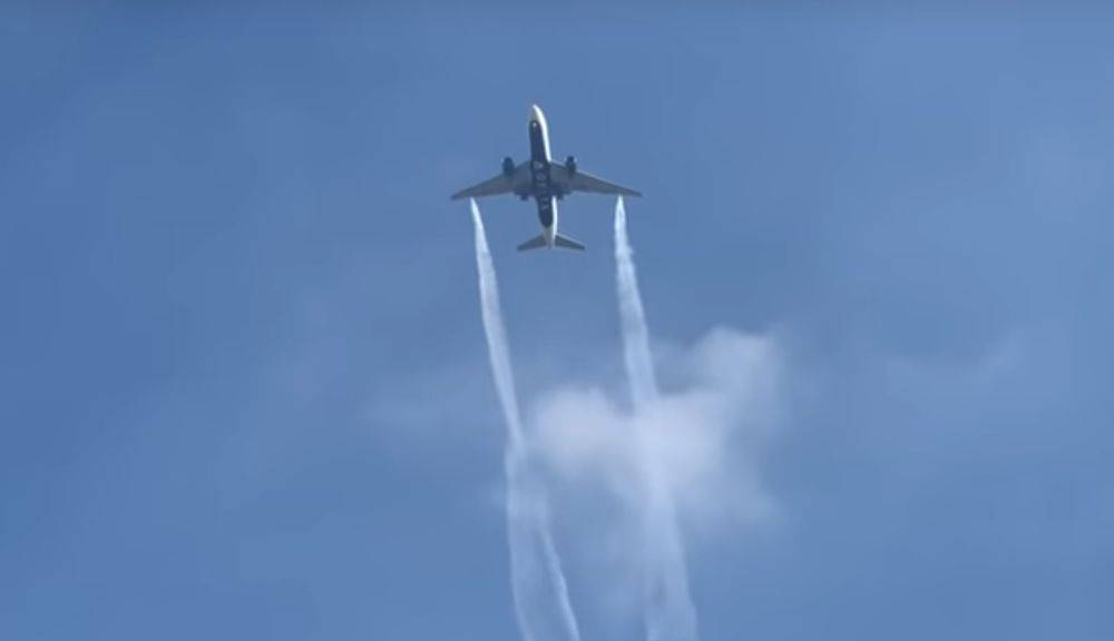 Воздушное файер-шоу: на россии в небе вспыхнул огромный самолет. Видео