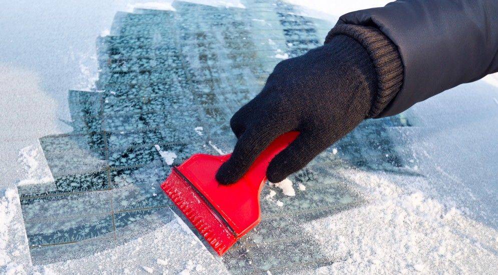 Как чистить зимой авто от снега и льда – что нельзя делать