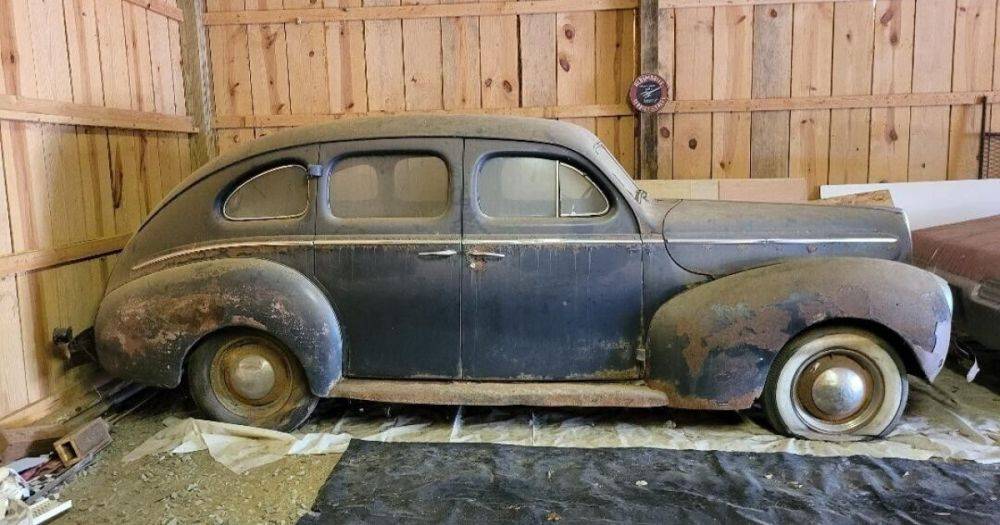 Не ездил 74 года: в сарае обнаружили заброшенный автомобиль знаменитой писательницы (фото)