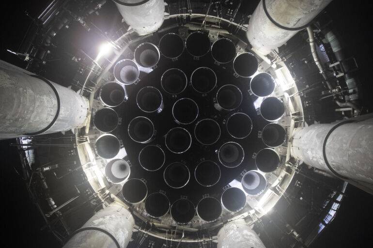 Видео дня: первую степень Starship испытали работой 31 из 33 двигателей Raptor — первый орбитальный полет предварительно запланирован на 1 марта