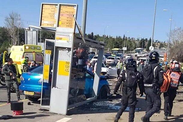 2 человека погибли в автомобильном теракте в Иерусалиме, 6 - получили ранения