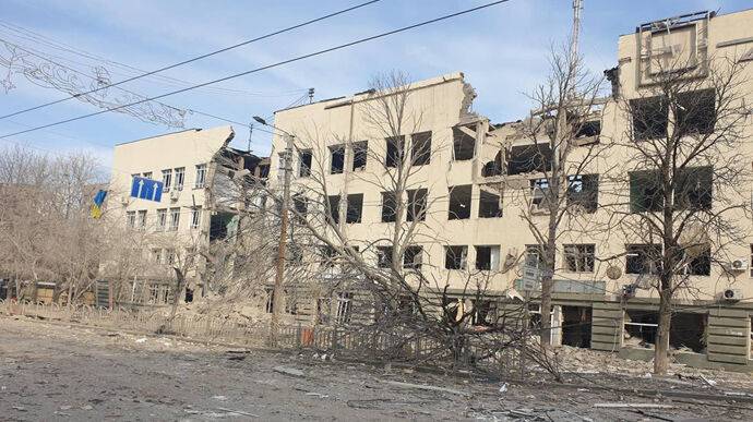 Россияне сносят и превращают в бетонную крошку дома в Мариуполе