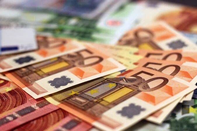 Евро подешевел на 32 копейки. Официальный курс валют