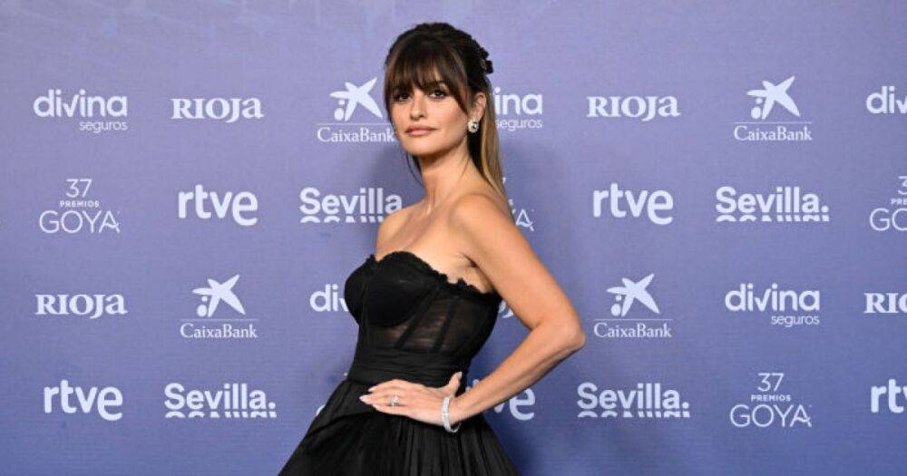 В корсетном платье от Dolce & Gabbana: Пенелопа Крус на церемонии Goya Awards 2023