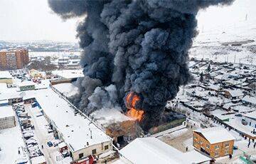 В российском Красноярске начался масштабный пожар