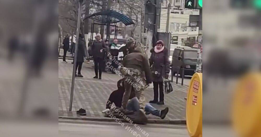 В Одессе военные жестко положили мужчину на землю: в сети пишут, что он сам затеял драку (видео)