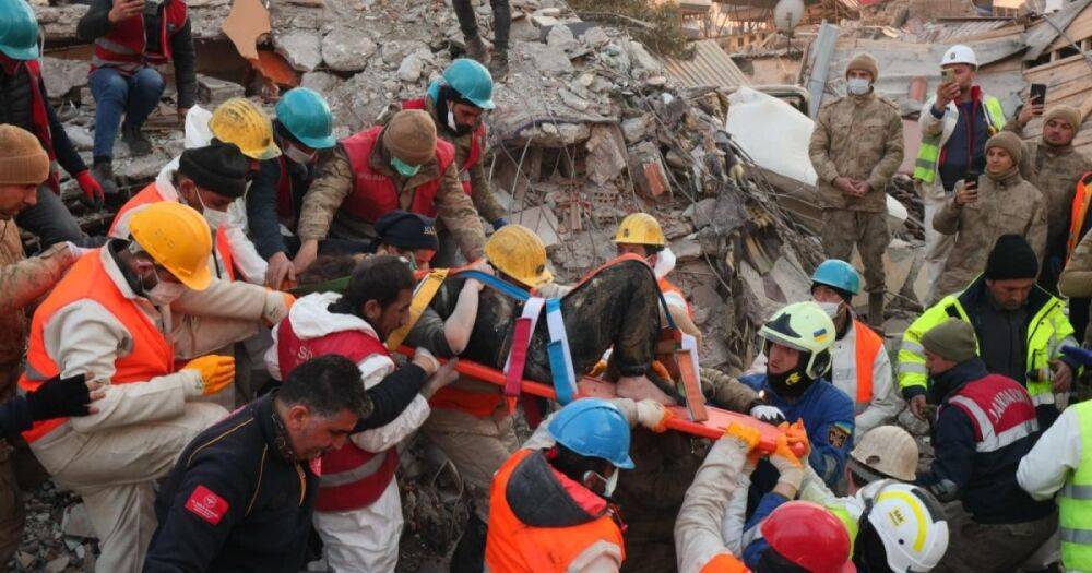 Украинские спасатели показали кадры спасения первой жизни в Турции (фото, видео)