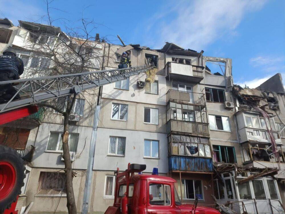 Оккупанты ударили по многоэтажке в Покровске Донецкой области, ранены минимум два человека – ОВА