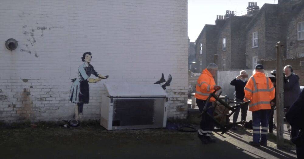 "Опасный холодильник": в Англии частично демонтировали граффити Бэнкси (видео)
